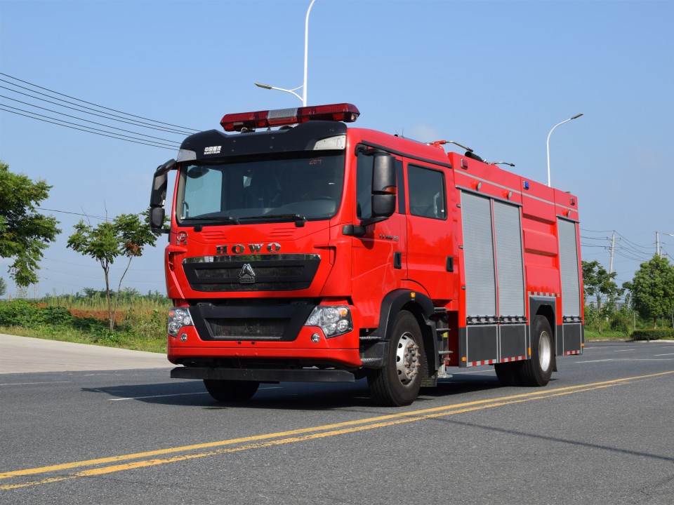 豪沃單橋干粉水聯(lián)用消防車(chē)（7噸）